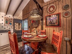Cabin, 2 Queen Beds, Fireplace, Mountain View | Private kitchen