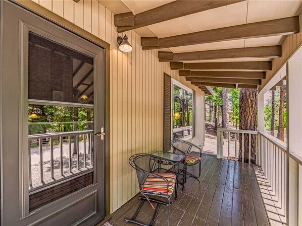 Ferienhütte, 2 Queen-Betten, Kamin, Bergblick | Balkon