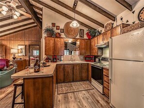 Ferienhütte, 2 Queen-Betten, Kamin, Bergblick | Eigene Küche