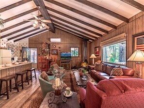 Ferienhütte, 2 Queen-Betten, Kamin, Bergblick | Wohnzimmer | Fernseher, Kamin, DVD-Player