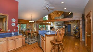 House, Multiple Beds, Hot Tub, Mountain View | Private kitchen