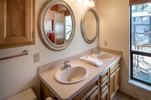 Bathroom - La Luz Lodge - Two Bedroom Cabin (Ruidoso)