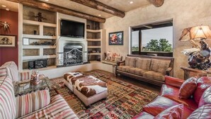 Cabane, plusieurs lits, bain à remous, vue montagne | Salle de séjour | Télévision à écran plat, cheminée, lecteur de DVD