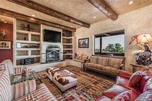 Cabin, Multiple Beds, Hot Tub, Mountain View | Living room