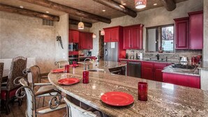 Cabane, plusieurs lits, bain à remous, vue montagne | Cuisine privée | Réfrigérateur, micro-ondes, four, plaque de cuisson