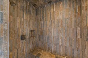 Cabaña, varias camas, hidromasaje, vista a la montaña | Baño