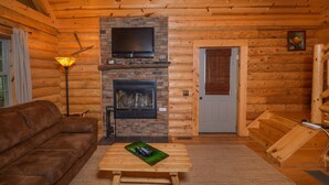 Maison, plusieurs lits, patio | Salle de séjour | Télévision, cheminée, lecteur de DVD