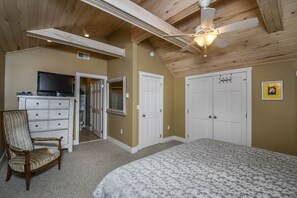 House, Multiple Beds, Hot Tub | 3 bedrooms, free WiFi, bed sheets - Lazy Days 3 Bedroom House (McHenry)