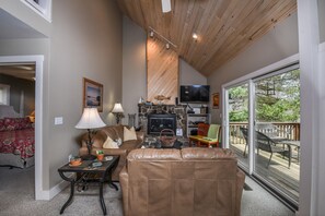 Een televisie, een open haard en een dvd-speler