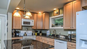 Maison, plusieurs lits, bain à remous | Cuisine privée | Cafetière/bouilloire, réfrigérateur, micro-ondes, four