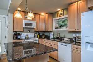 House, Multiple Beds, Hot Tub | Private kitchen | Fridge, microwave, oven, stovetop - Lazy Days 3 Bedroom House (McHenry)