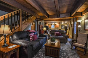 獨棟房屋, 多張床, 熱水浴缸 | 客廳 | 電視、壁爐、 DVD 播放機