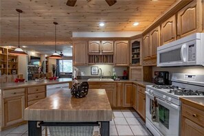 Cabin, Multiple Beds, Hot Tub | Private kitchen | Fridge, microwave, oven, stovetop - Little Creek Retreat - Four Bedroom Cabin with Hot Tub (Alto)
