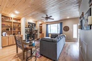 Flat-screen TV, fireplace, DVD player - Little Creek Retreat - Four Bedroom Cabin with Hot Tub (Alto)