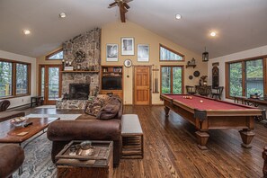 42-inch TV with cable channels - Lakeside Vista 4 Bedroom House (Oakland)