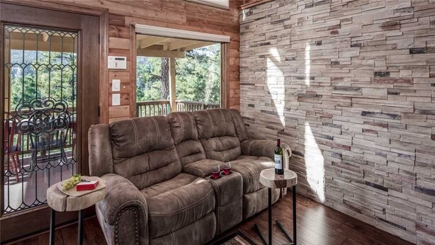 Cabane, plusieurs lits, bain à remous, vue montagne | Salle de séjour | Télévision, cheminée, lecteur de DVD