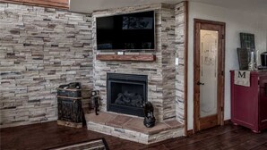 Cabane, plusieurs lits, bain à remous, vue montagne | Salle de séjour | Télévision, cheminée, lecteur de DVD