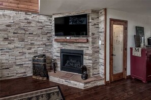 Cabaña, varias camas, hidromasaje, vista a la montaña | Sala de estar | Televisión, chimenea y reproductor de DVD 