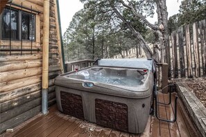 Cabaña, varias camas, hidromasaje, vista a la montaña | Spa