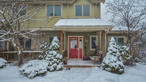 Exterior - Great Escape 5 Bedroom House (McHenry)