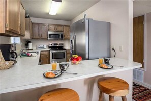 Cabin, Multiple Beds, Patio, Mountain View | Private kitchen | Fridge, microwave, oven, stovetop - Mama Bears Den - Two Bedroom Cabin (Ruidoso)