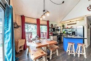 Hytte - flere senge - terrasse - bjergudsigt | Stue | Fladskærms-tv, pejs, dvd-afspiller