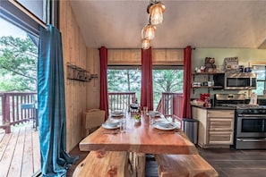 Cabaña, varias camas, patio, vista a la montaña | Cocina privada | Refrigerador, microondas, horno y parrilla de estufa 