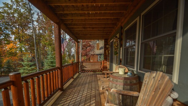 Balcony - Grin Inn Bear It 3 Bedroom House (Oakland)