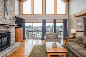 House, Multiple Beds, Hot Tub | Living room