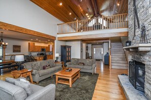 House, Berbilang Katil, Hot Tub | Ruang tamu | TV, pendiangan, pemain DVD