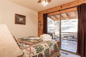 Cabin, Multiple Beds, Patio, Mountain View | 3 bedrooms, free WiFi, bed sheets