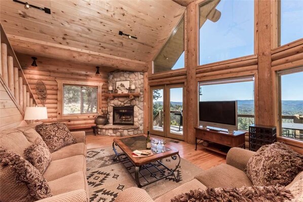 Living room - Mountain Valley View - Three Bedroom Cabin with Hot Tub (Ruidoso)