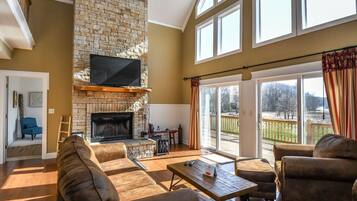 獨棟房屋, 多張床, 熱水浴缸 | 客廳 | 電視、壁爐、 DVD 播放機