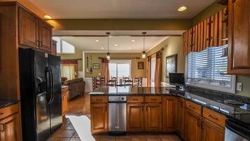 House, Multiple Beds, Hot Tub | Private kitchen | Fridge, microwave, oven, stovetop
