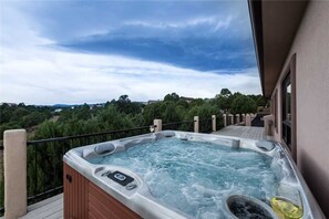 Cabaña, varias camas, bañera de hidromasaje, vistas a la montaña | Spa