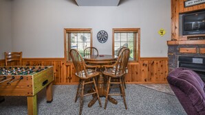 House, Multiple Beds, Hot Tub, Mountain View | 4 bedrooms, free WiFi, bed sheets - Green Gables 4 Bedroom House (McHenry)