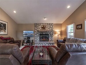 Cabin, Berbilang Katil, Hot Tub | Ruang tamu | TV skrin rata, pendiangan, pemain DVD 