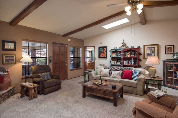 Cabin, Multiple Beds, Patio, Mountain View | Living room