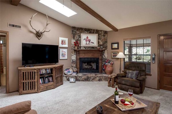 Cabin, Multiple Beds, Patio, Mountain View | Living room