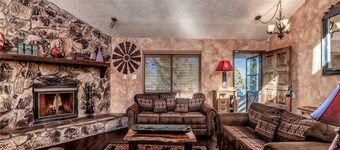 Naylor Mountain Retreat - Three Bedroom Cabin with Hot Tub