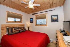House, 2 Queen Beds, Hot Tub | 2 bedrooms, free WiFi - Cherry Cove Cottage 2 Bedroom House (McHenry)