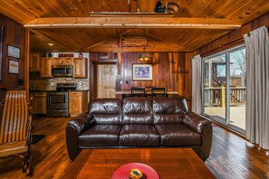 Ferienhaus, 2 Queen-Betten, Whirlpool | Wohnzimmer | Fernseher, Kamin, DVD-Player