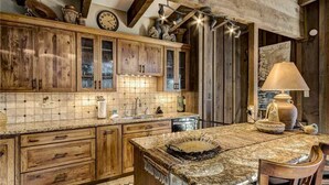 Cabane, plusieurs lits, bain à remous, vue montagne | Cuisine privée