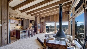 Cabane, plusieurs lits, bain à remous, vue montagne | Salle de séjour