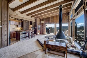 Cabin, Multiple Beds, Hot Tub, Mountain View | Living room
