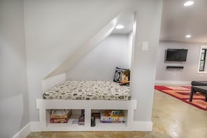 House, Multiple Beds, Hot Tub | 4 bedrooms, free WiFi, bed sheets