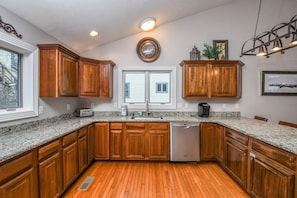 Casa, várias camas, banheira de imersão | Cozinha privada | Geladeira, micro-ondas, fogão, cooktop