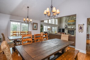 Casa, várias camas, banheira de imersão | Cozinha privada | Geladeira, micro-ondas, fogão, cooktop
