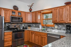 House, Multiple Beds, Hot Tub | Private kitchen | Fridge, microwave, oven, stovetop - Innisfree 5 Bedroom House (Oakland)