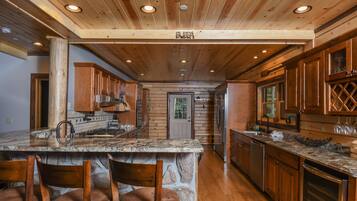 Casa, varias camas, hidromasaje | Cocina privada | Refrigerador, microondas, horno y parrilla de estufa